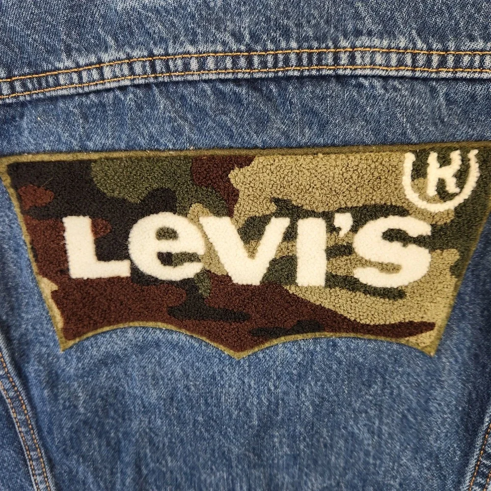 Levis Mens Denim Trucker Jacket Medium Wash Camo Logo Back Patch Blue Size L - Picture 9 of 10